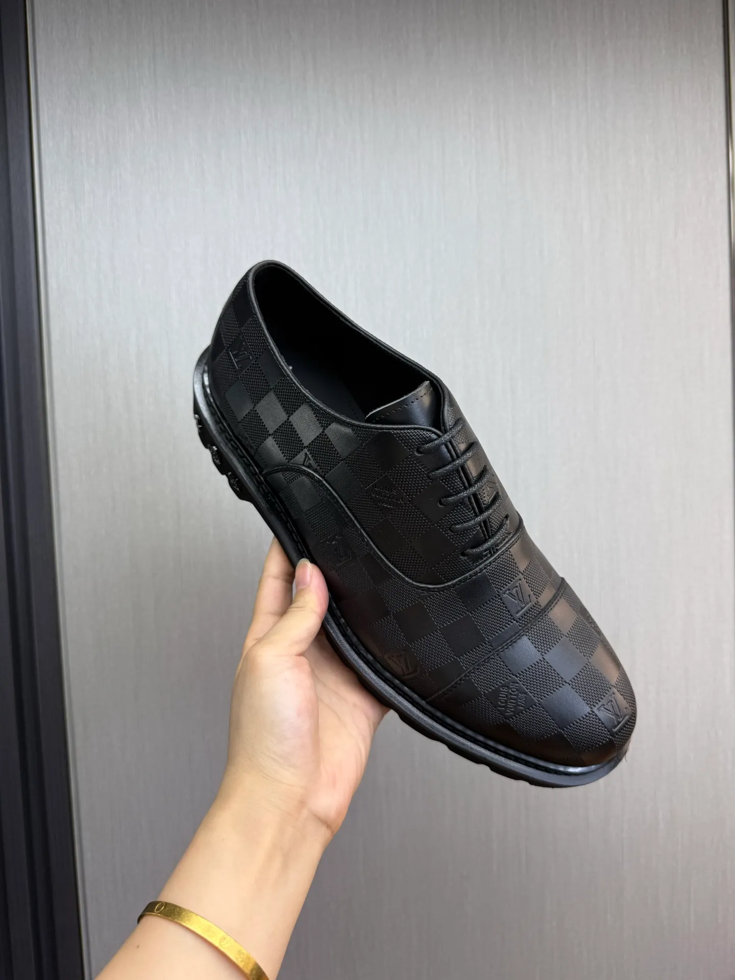 Men's shoes 💰900💰 LV. Men's casual lace-up leather shoes, the latest hot style 🔥 1:1 original purchase quality, top quality goods ⬆️The upper is imported open-edge beaded cowhide, cowhide, and cow suede. The hand-made three-dimensional stitching highlights the round toe design. The inner foot pads are all imported cowhide, with the original wear-resistant foam outsole, matching code 39-44, (38, 45 custom-made, non-refundable)